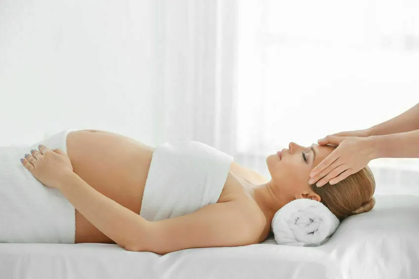 femme-enceinte-massage-.jpg