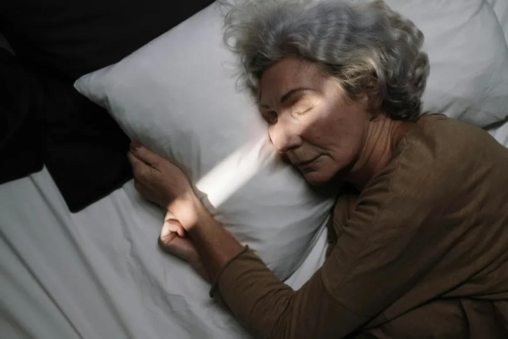 Retrouver un sommeil serein dans une chambre à l'énergie saturée